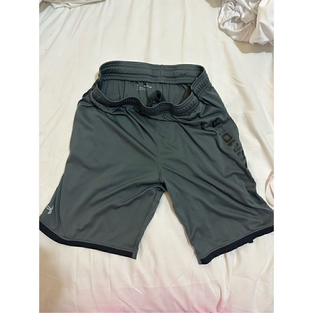Under Armour boys sports shorts size YXL